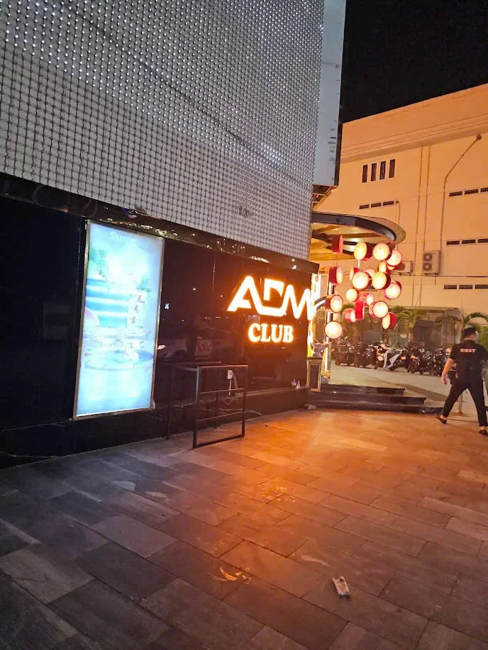 Lối vào ADM Club với biển hiệu neon