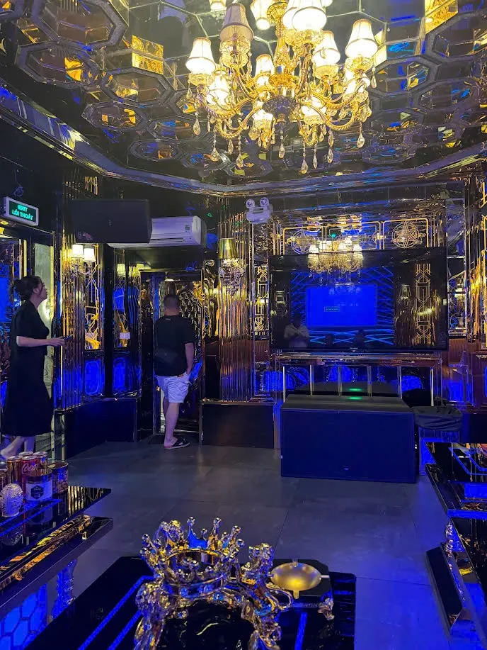 Phòng VIP đèn chùm tại ADM Club