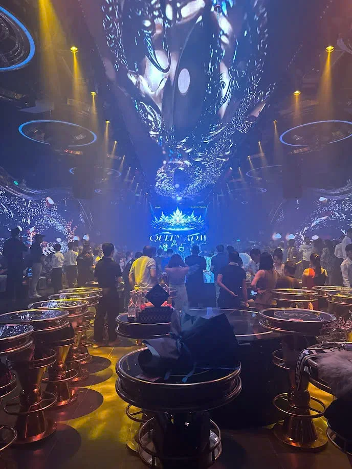 Sàn diễn và khu bàn đứng ADM Club