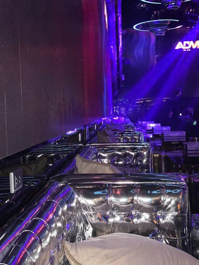 Dãy sofa bạc khu VIP ADM Club